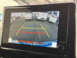 後方の様子とガイドラインを画面で確認でき、駐車時の周囲確認に役立ちます。車両後方を見ながら操作できるため、狭い場所での駐車をサポートしてくれる装備です。