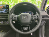 操作しやすいステアリング。握りやすく、運転中の疲労を軽減。オーディオやハンズフリー通話の操作もステアリングから可能です。
