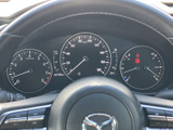 速度計を中心に各種メーターがまとまり、運転席から必要な情報を確認しやすい配置です。表示が見分けやすく、走行中も視線の移動を抑えて情報を確かめられます。