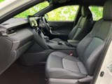 運転しやすい運転席周り。操作性にも優れており、スムーズなドライビングをサポートします。快適なカーライフを始めましょう。