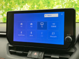 FM・AMラジオやBluetooth、USBなどの選択項目が画面に並び、使いたい音源を確認しやすい構成です。状況に合わせてメニューを選べる便利な装備です。