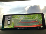 後方映像に加えて車両周辺を上から確認できる表示もあり、駐車時の周囲確認をサポートします。画面上のガイド線を目安にできるため、車庫入れや狭い場所での切り返しに役立ちます。