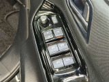 【パワーウィンドウ集中スイッチ】運転席のパワーウィンドスイッチ位置には運転以外の窓の開閉・ロック機能も付いています