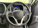 手元には各種スイッチが配置され、運転中も視線を大きく外さずに操作しやすい構成です。メーターとの位置関係も自然で、日常の運転を快適にサポートしてくれます。