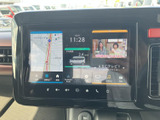 洗練されたデザインのディスプレイが、運転席をスタイリッシュに演出します。スマートフォン連携機能で、快適なドライブをサポートします。