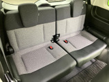 3列目は左右に座席を備え、背もたれにはヘッドレストも配置されています。グレーとブラックの配色でまとまりがあり、後席に座る方にも落ち着いた空間を提供します。