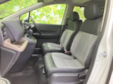 運転席からの視界は広く、運転操作もスムーズに行えます。シートの素材にもこだわり、快適なドライブをサポートします。安全運転をサポートします。