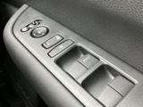 運転席ドア側に窓の開閉やミラー調整などのスイッチをまとめ、日常の操作に便利な配置です。各ボタンの表示を見分けやすく、運転席から手を伸ばして使えます。