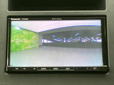 後方確認をサポートするモニター画面。駐車時の安全性向上に貢献します。駐車が苦手な方にもおすすめです。