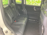 後部座席も十分にスペースが確保されています。長距離ドライブでも、リラックスして過ごせるでしょう。