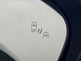【ブラインドスポットモニター】走行中、ドアミラーの死角になりやすい箇所に後続車が接近するとサイドミラーのレンズに警告を表示!ドライバーに注意喚起をしてくれます。