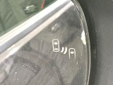 【ブラインドスポットモニター】走行中、ドアミラーの死角になりやすい箇所に後続車が接近するとサイドミラーのレンズに警告を表示!ドライバーに注意喚起をしてくれます。