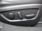 運転席シートは前後スライド・上下リフター・リクライニング・ランバーサポートを細かく調整し、人馬一体感を具現化する事ができる電動シートを装備。またお二人までシートメモリーすることができます。
