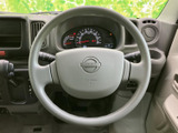 握りやすい形状で、運転操作をスムーズに行えます。操作感も良く、長距離運転でも疲れにくい設計です。快適なドライビングをサポートします。