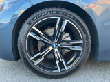 【BMWアロイホイール】軽量かつ強度に拘ったアロイホイール。走行性能ポテンシャルを引き出す設計。タイヤのサイドウォールが強化されたランフラットタイヤは、パンク時にタイヤがつぶれてもリムから外れません。