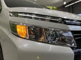 【LEDヘッドライト】悪天候や夜間走行時も良好な視界を確保し安心して運転できる高輝度LEDヘッドライトを装備!点灯速度が早く、消費電力も抑えられています。
