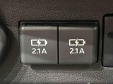 2.1A充電対応USB電源ソケットが2口。2人分のスマートフォンやタブレットが同時に充電できます♪
