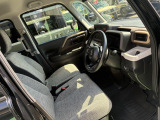 フロントシートはベンチシートです。インパネシフトで足元は広々。運転席と助手席はウォークスルーできます。