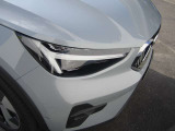 ひときわ印象的なT字型のLEDヘッドライトは、新世代のボルボを象徴するユニークなアイコンとなっています。LEDデイタイム・ランニング・ライトやポジションライト、ウインカーの役割も果たします。