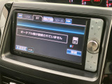 多彩なメディアに対応し、車内でのエンターテイメントを充実。お気に入りの音楽やラジオを快適に楽しめます。接続機能も備わって便利です。
