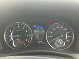 速度や車両情報をメーター内で確認でき、必要な表示を運転席から把握しやすい構成です。走行時の確認を助ける、日常使いに役立つ装備となっています。