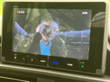 停車中にテレビ番組を楽しめる画面を備えています。画面が大きく番組内容を確認しやすいため、待ち時間を過ごす際にも便利です。音量などの操作ボタンも画面下に配置され、使いやすさに配慮されています。