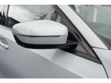 カメラを内蔵。スタイリッシュなデザインに、安全運転を支える機能を備えます。