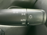 操作しやすいウインカーレバーで、安全な車線変更をサポートします。灯火類の操作もスムーズに行えます。運転の信頼性を高めます。