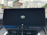 横長の大画面を採用し、ナビやオーディオの情報を見やすく確認できます。画面下には音量調整などのボタンも配置され、操作に迷いにくい構成です。毎日の移動をサポートする使い勝手のよい装備です。