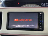 ナビゲーション画面と周囲のボタンがまとまり、表示を確認しながら目的の機能を選びやすい構成です。お出かけの際に道案内や音楽などを活用でき、日常の移動をサポートしてくれます。