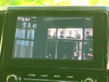 テレビ放送の映像を画面に表示でき、停車中の待ち時間などに視聴を楽しめます。画面には番組映像が映し出され、車内で過ごすひとときに活用できる便利な装備です。