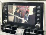 テレビ映像を画面に表示でき、停車時に車内で番組を視聴したい場面に活用できます。画面脇には操作ボタンも備わり、機能を選びやすい配置となっています。