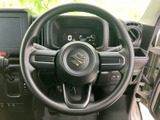 握りやすい形状のステアリングで、前方のメーターを確認しながら運転できます。手元には複数のスイッチを備え、視線の移動を抑えやすい配置です。