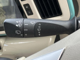 雨天時でもクリアな視界を確保できるワイパーレバー。運転の安全性を高めます。