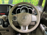 インテリアに合わせたデザインのステアリングは、運転される方のことも考え、運転しやすい形状、大きさです。是非一度、実際に触ってお確かめください。