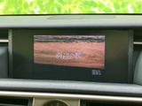 テレビ番組などの映像を表示できる画面を備えています。停車中の休憩時間に映像やテレビを視聴でき、車内で過ごすひとときを楽しめます。走行中の視聴を前提とせず、安全に配慮してご利用ください。