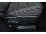 運転席シートリフター装備!シートの上下調整で運転操作の視界を確保できます。