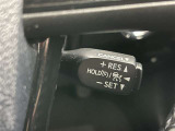 クルーズコントロール機能が付いています。 速度を設定するとアクセルを踏まなくても一定の速度で走ることができます。  高速道路ではとても便利な装置なんです。