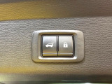 【パワーバックドア】スマートキーや運転席のボタンを押すだけでリアゲートが自動で開閉します!荷物を持っている時や、高い位置にあるバックドアを閉める際に便利な機能です♪