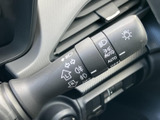 レバーには方向指示やライト関連の表示があり、必要な操作の目印を手元で確認できます。表示がまとまっているため機能を把握しやすく、運転中も視線を大きく外さずに扱いやすい位置です。