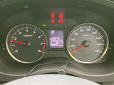 速度やエンジン回転数などの表示がまとまり、運転に必要な情報を確認しやすいメーターまわりです。中央の表示部も備わり、走行前や停車時の確認にも便利です。