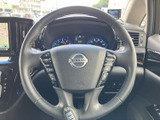 ステアリングには複数のスイッチが備わり、運転姿勢を保ったまま各種機能を操作できます。メーターやナビを見ながら手元で扱いやすく、日々の運転をサポートする装備です。