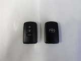 キーを取り出さずにドアを施錠&解錠。クルマの始動も可能です。