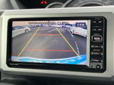 後方の様子を画面で確認でき、駐車時の周囲確認をサポートします。ガイド線も表示されており、車両後方の位置関係を把握する際に役立ちます。