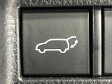 【パワーバックドア】スマートキーや運転席のボタンを押すだけでリアゲートが自動で開閉します!荷物を持っている時や、高い位置にあるバックドアを閉める際に便利な機能です♪