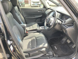 運転席まわりは視界が広く、メーターやセンターディスプレイも自然に目に入る配置です。シートは落ち着いた色合いで、足元にもゆとりがあり、毎日の乗り降りや運転を快適に支えます。