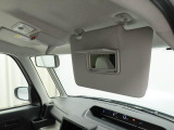 運転席サンバイザー裏にバニティミラー。気になった時にサッと身だしなみチェック。
