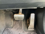 当店でお車をご購入のお客様はオーナー様専用保険「メルセデス・ベンツ保険」にご加入頂けます。飛来物によるフロントガラス破損やパンクによるタイヤ交換の際に、修理費用の一部をお支払いしております。