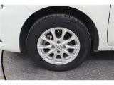 タイヤサイズは175/70R14になります。溝数は約4ミリです。