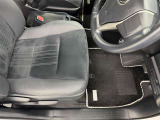運転席シート足元です。